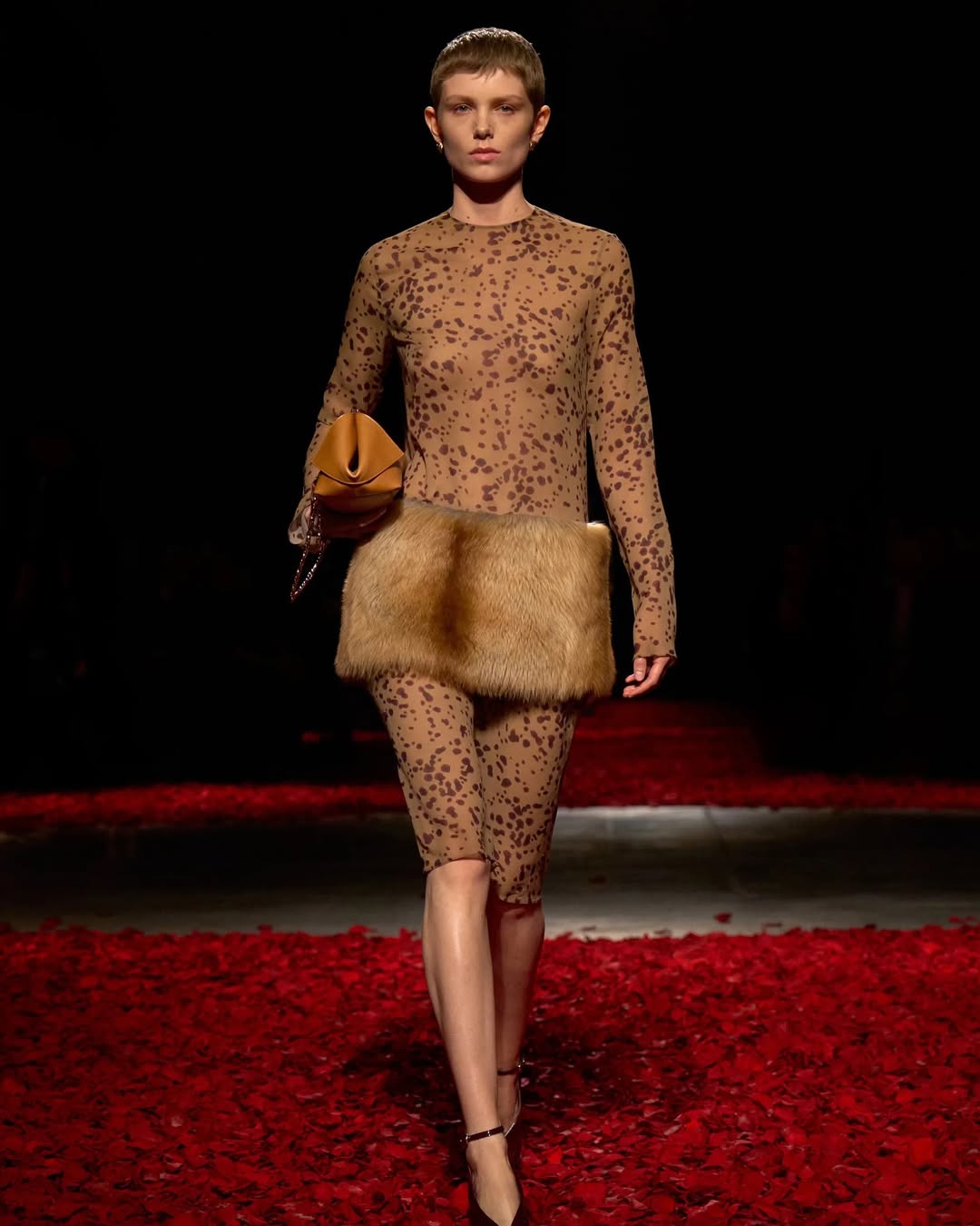 البشرة الساتانية من عرض Ferragamo لخريف 2025 (انستغرام)