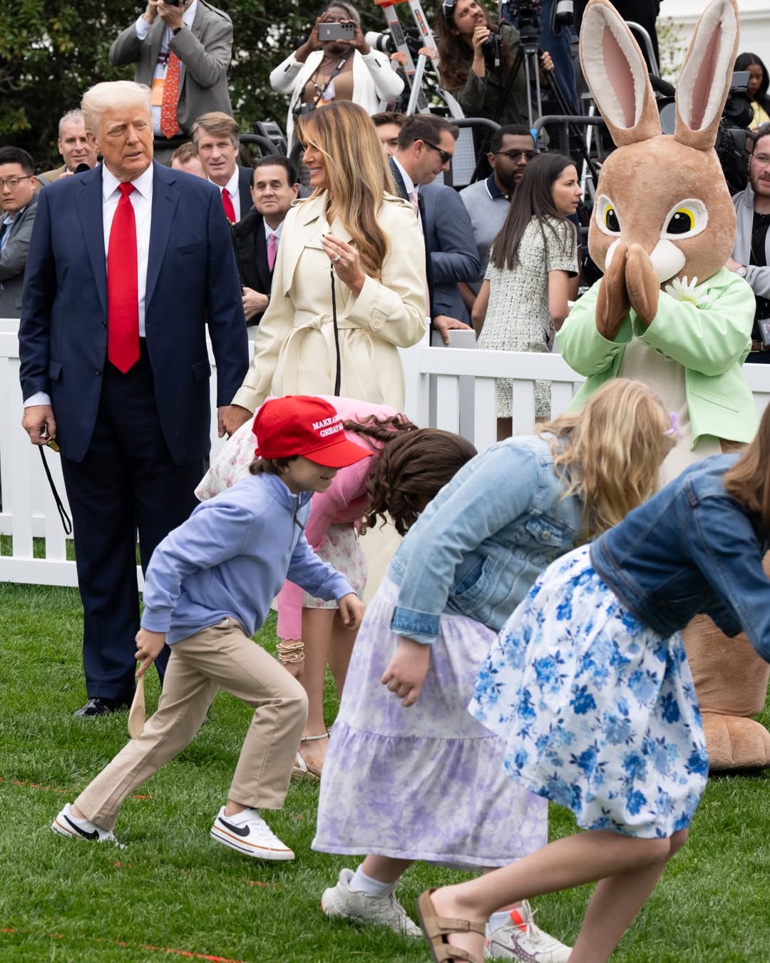 ميلانيا ترامب مع الأطفال في مهرجان تدحرج بيض عيد الفصح  (ابريل 2025 - انستغرام)