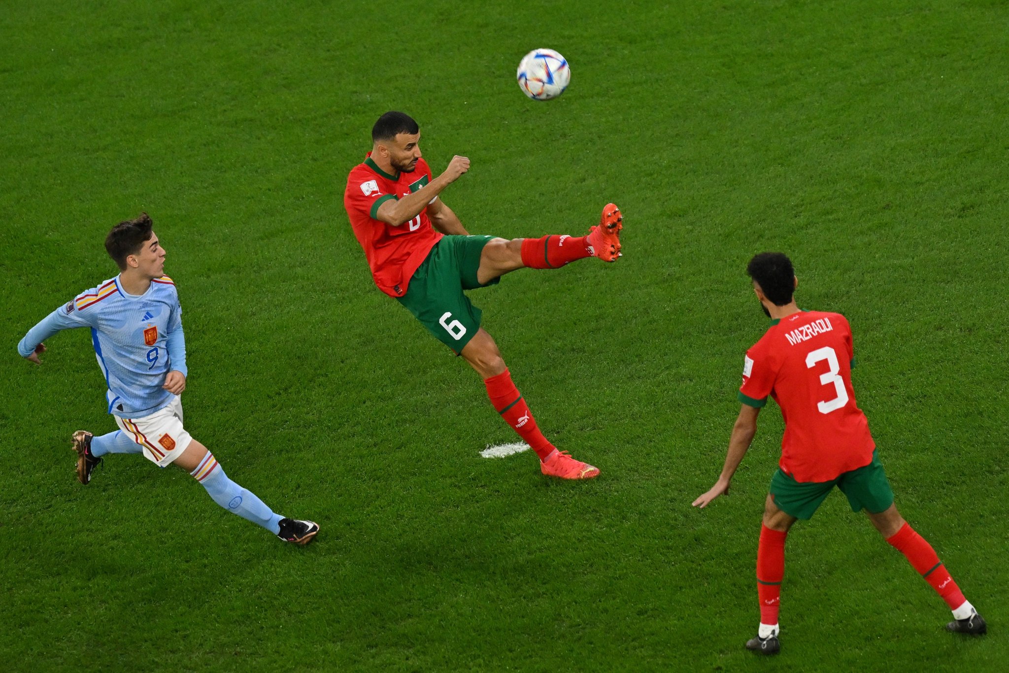 من مباراة بين إسبانيا والمغرب في كأس العالم 2022. (أ ف ب)