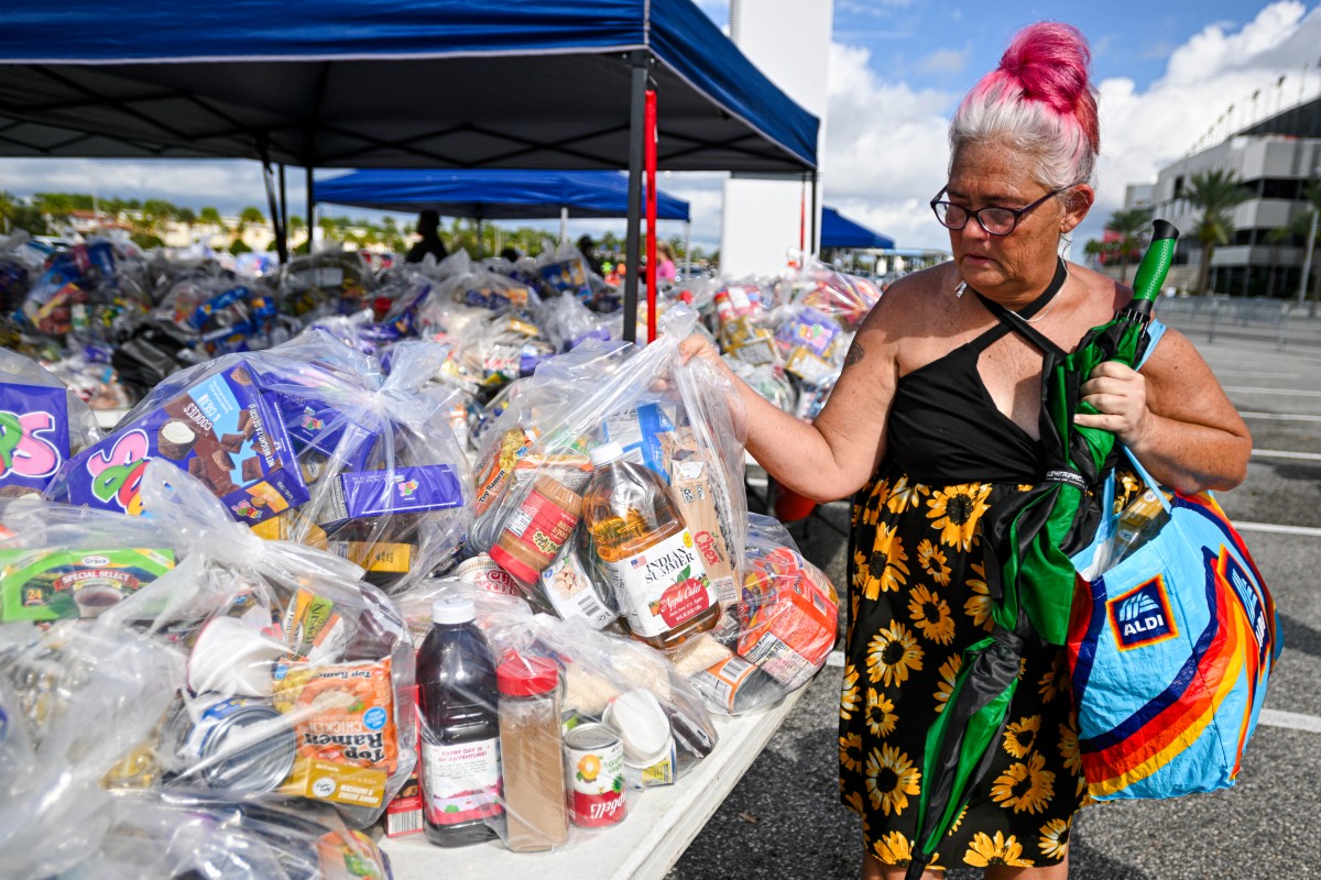 سيدة تحصل على مساعدات غذائية خلال توزيع طعام مجاني على مستفيدي برنامج ‏المساعدة الغذائية التكميلية في فلوريدا (أ ف ب)‏