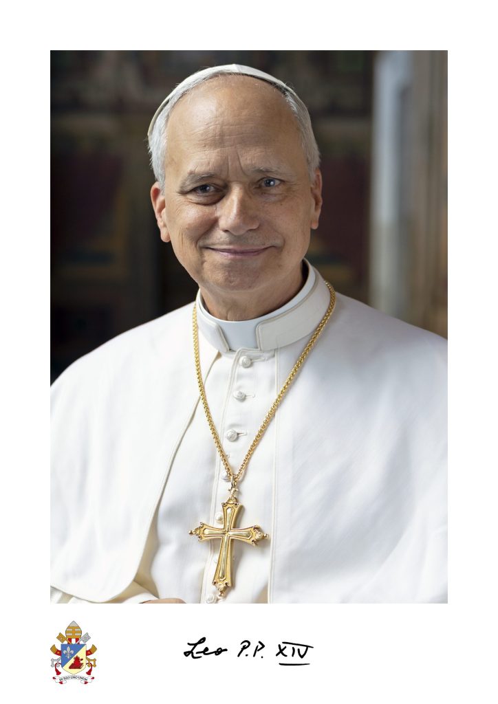 لماذا يرتدي البابا الابيض (انترنت)