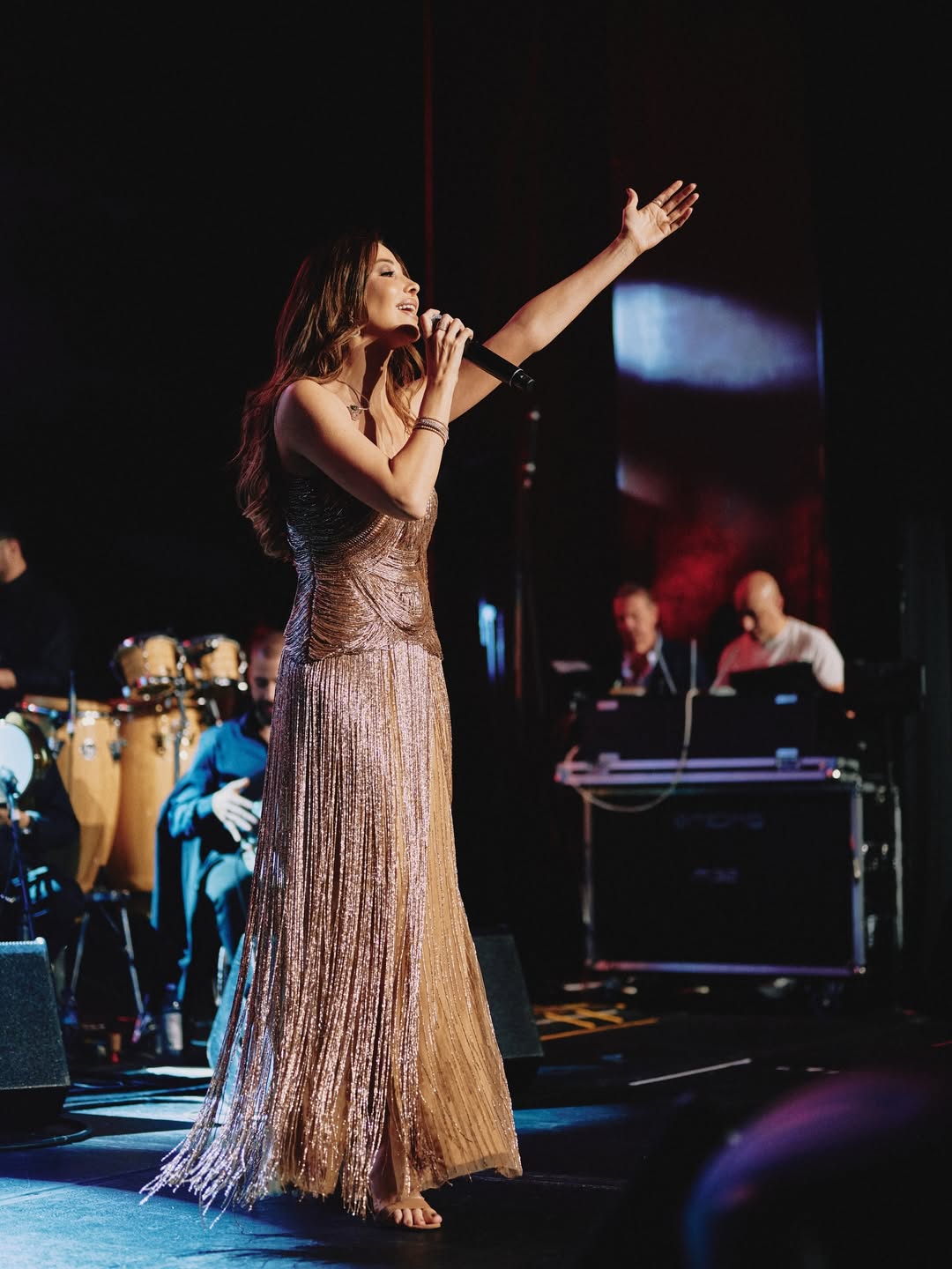 نانسي عجرم بإطلالة ذهبية أنيقة من إيلي صعب (انستغرام)