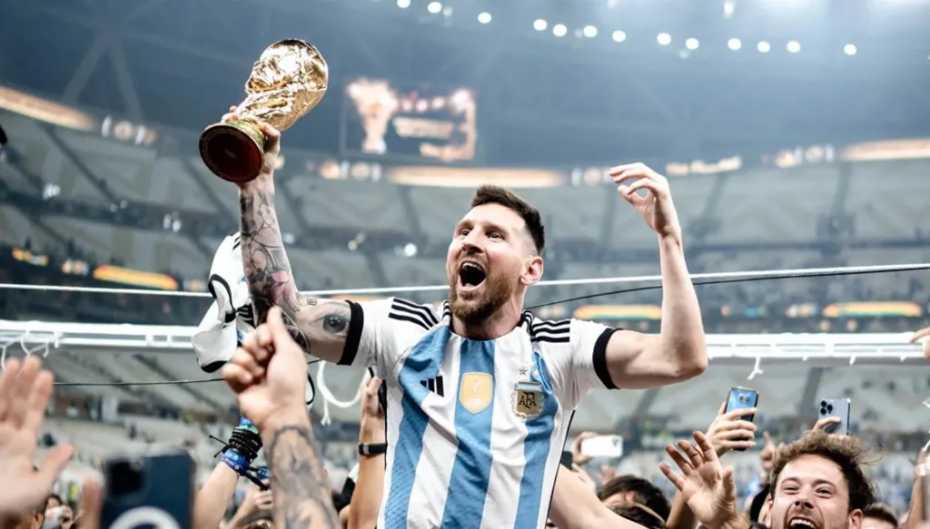 ميسي يُعيد قبلة المجد... كأس العالم بين يديه بعد 3 سنوات من التتويج التاريخي (فيديو وصور)