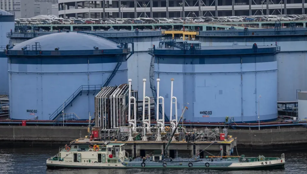 Oil climbs above $100 as Hormuz disruption fears deepen and allies refused Trump’s naval escort call