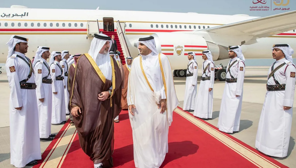 ممثل ملك مملكة البحرين يصل إلى الدوحة