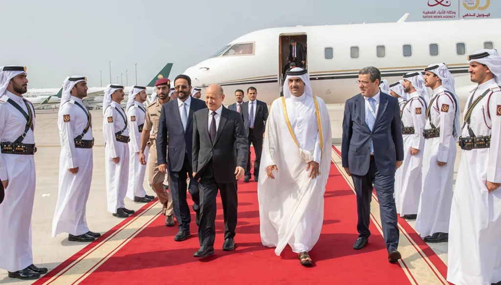 رئيس مجلس القيادة الرئاسي في الجمهورية اليمنية يصل الدوحة