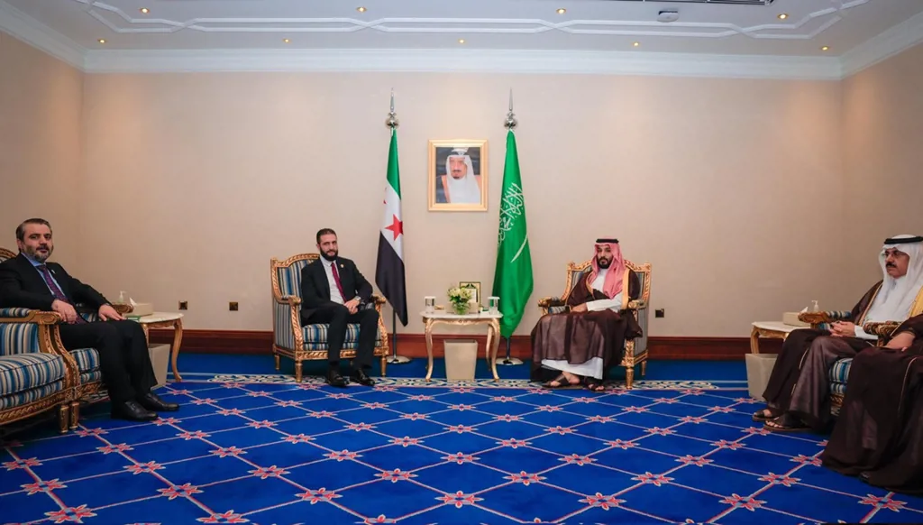 الشرع يلتقي بن سلمان بن على هامش اجتماع القمة العربية الإسلامية الطارئة المنعقدة في دولة قطر