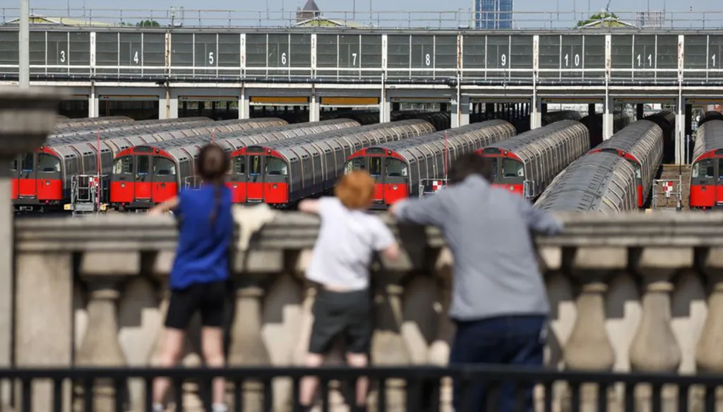 شلل في لندن… إضراب عمّال المترو يعطّل حركة النقل