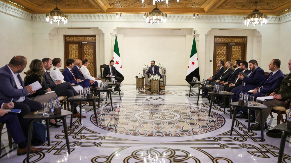 الشرع مستقبلاً الأدميرال تشارلز برادلي كوبر، والمبعوث الخاص للولايات المتحدة إلى سوريا توماس براك، والوفد المرافق، بحضور عدد من الوزراء وكبار المسؤولين (حساب الرئاسة السورية على أكس) 