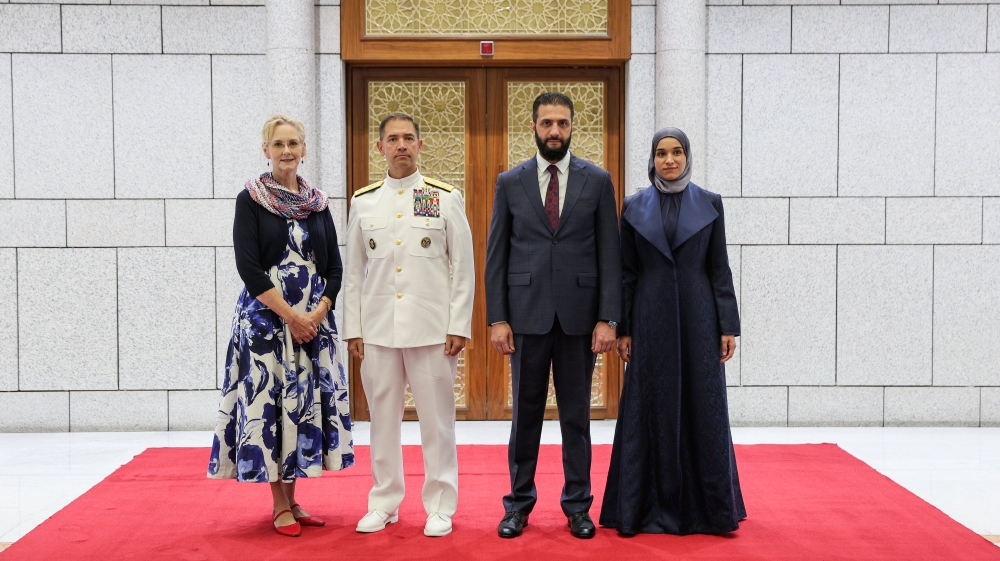 الرئيس السوري أحمد الشرع وعقيلته لطيفة الدروبي في استقبال الأدميرال الأميركي برادلي كوبر وعقيلته بقصر الشعب بدمشق (حساب الرئاسة السورية على منصة أكس)