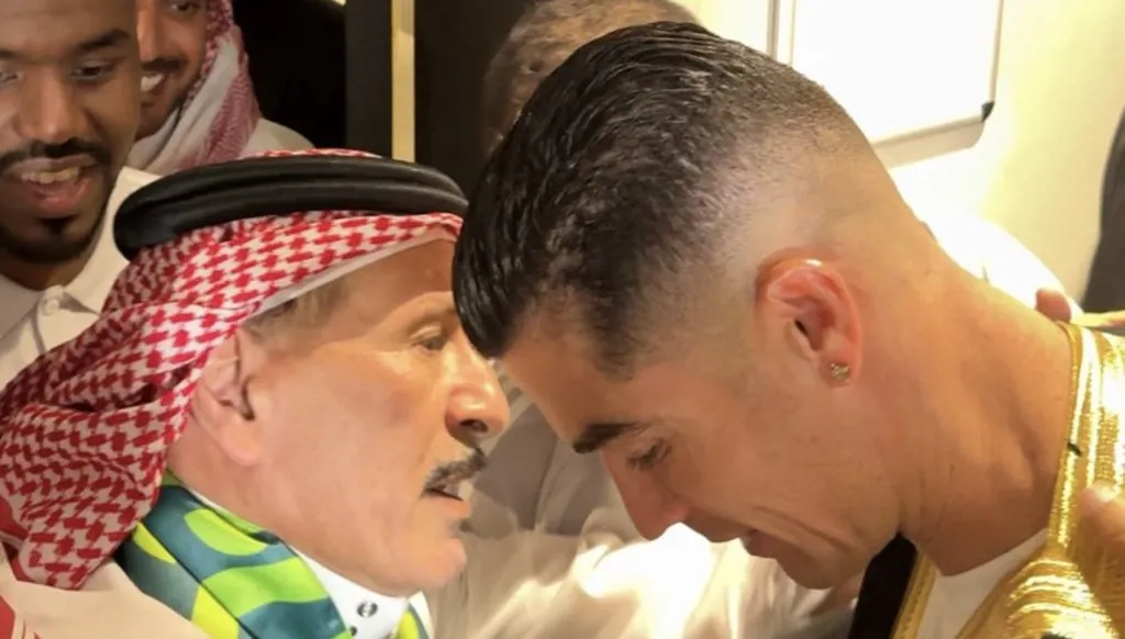 من هو إبراهيم الفريان الذي أهدى رونالدو "بشتاً" فاخراً؟ (فيديو)