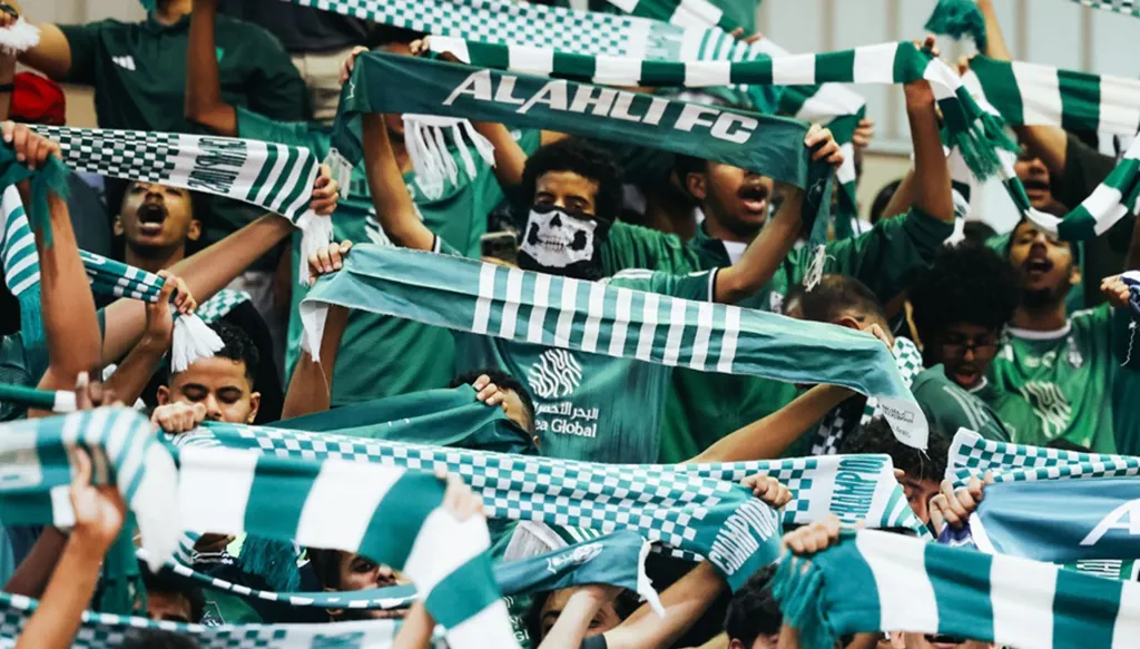 مدرجات "الجوهرة" تهتز قبل 4 ساعات من صافرة البداية... جماهير الأهلي تصنع المشهد الأسطوري (فيديو وصور)