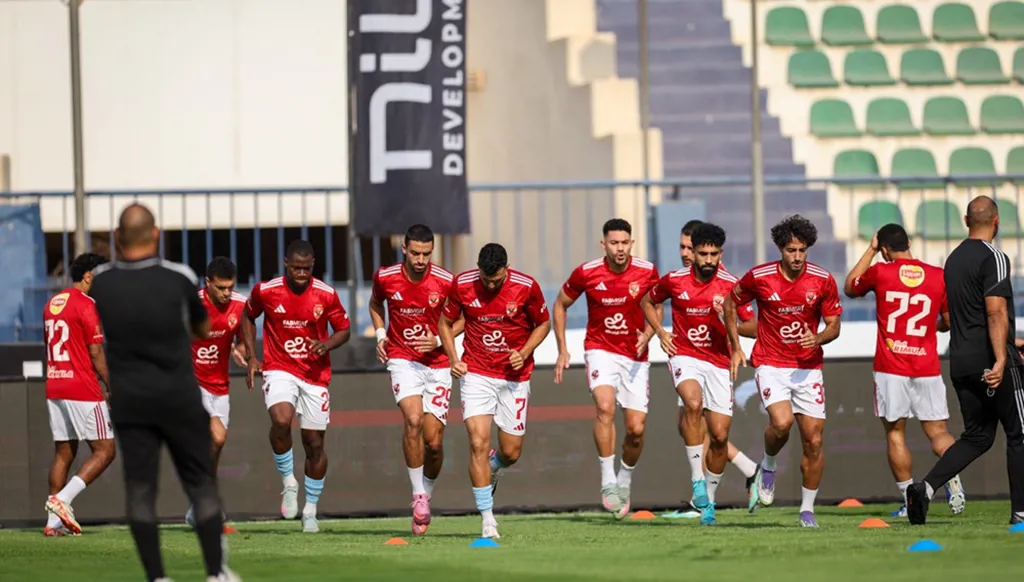 لاعب الأهلي يُفجر غضبه على المراقب بعد ضياع جائزة رجل المباراة (فيديو)