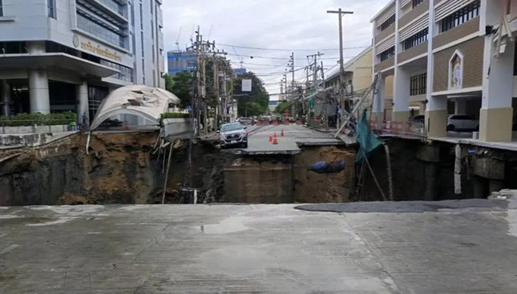 بالفيديو... حفرة عملاقة تبتلع طريقاً في تايلاند