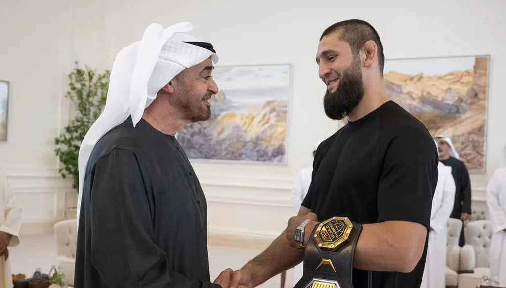 محمد بن زايد يستقبل بطل العالم حمزة شيماييف: لمزيد من الإنجازات (فيديو وصور)
