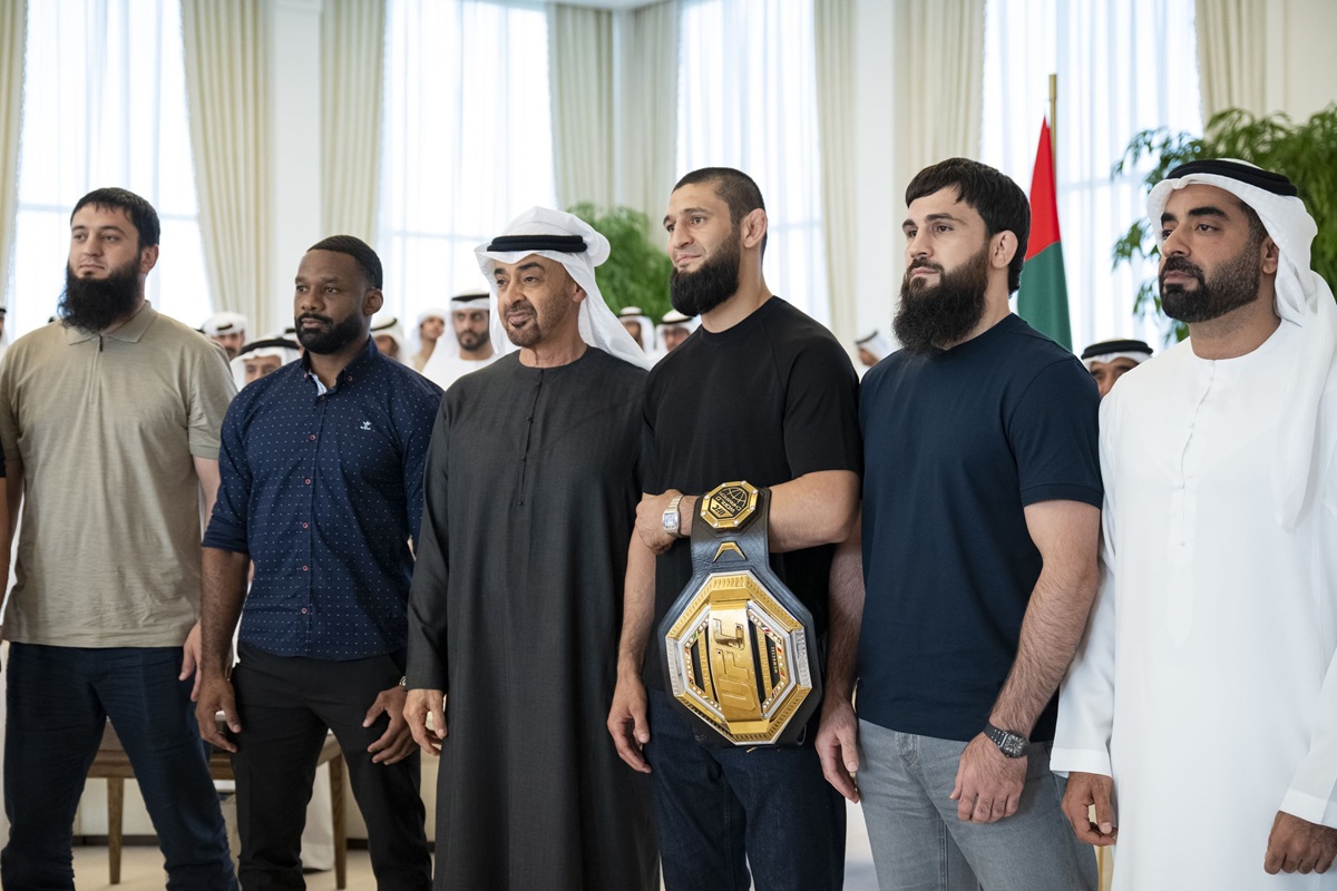 محمد بن زايد وحمزة شيماييف وكبار الحضور. (وام)