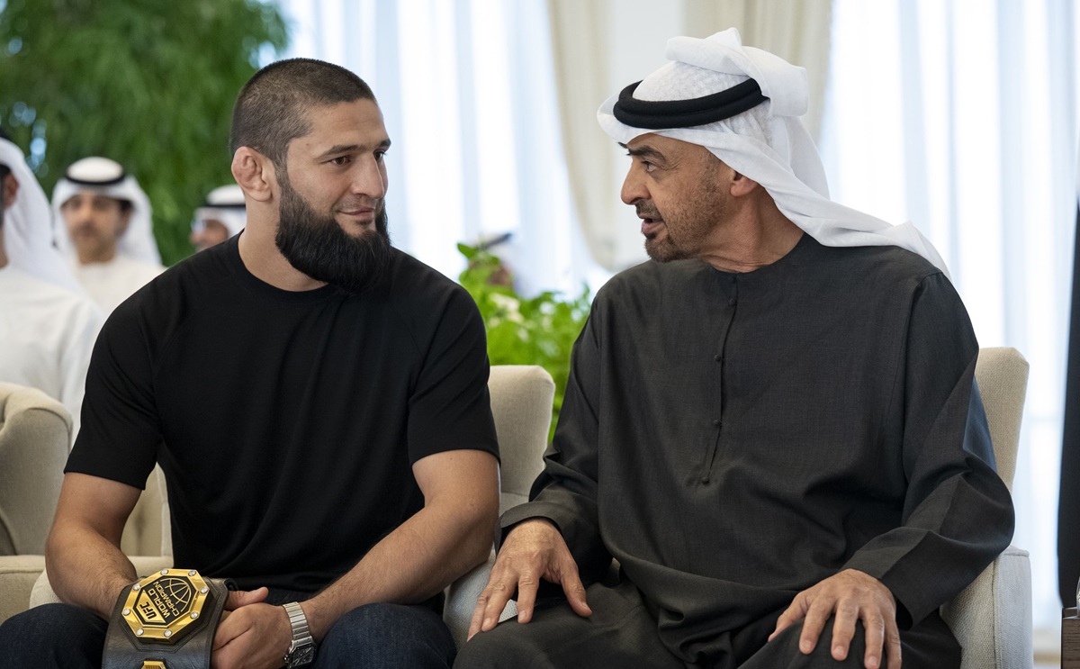 محمد بن زايد وحمزة شيماييف. (وام)