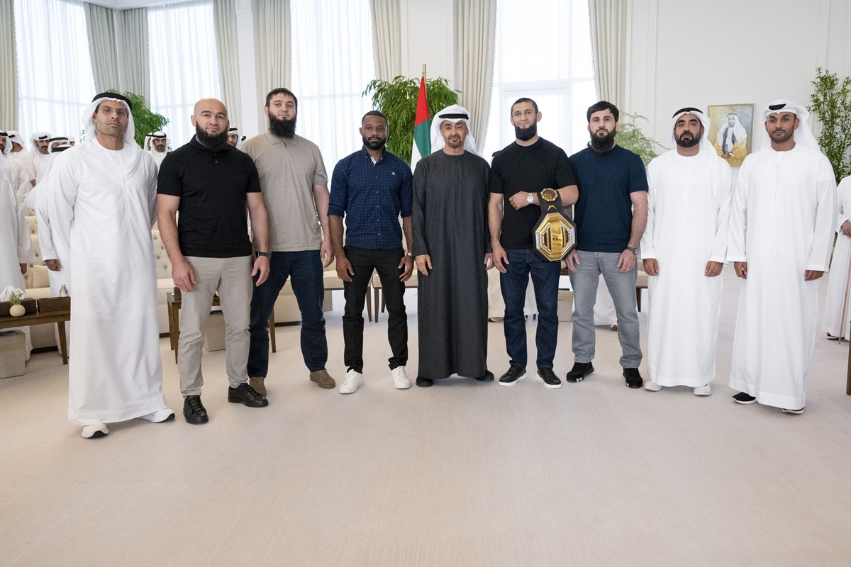 محمد بن زايد وحمزة شيماييف وكبار الحضور. (وام)