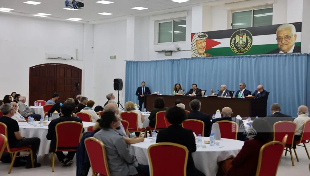 محمود عباس يستقبل وفداً من تحالف السلام الفلسطيني الإسرائيلي (صور)