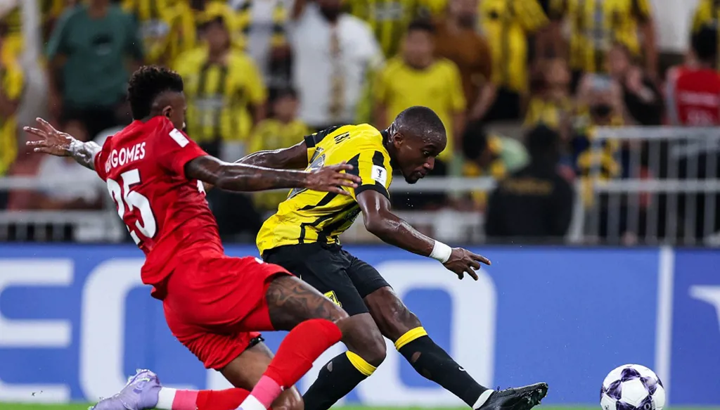 خسارة الاتحاد أمام شباب الأهلي تعمّق أزمته بعد سقوطه أمام النصر محلياً