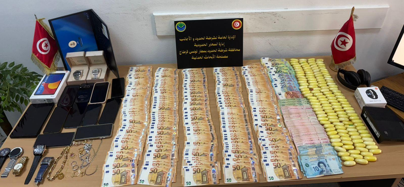 مضبوطات في عملية ضد شبكة دولية لتهريب الكوكايين عبر مطار تونس قرطاج. (إعلام تونسي)