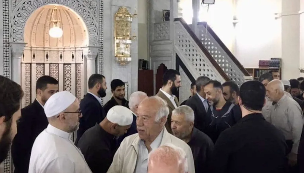 فيديو جديد يظهر الشرع يجلس بين المصلين دون أن ينتبه له أحد