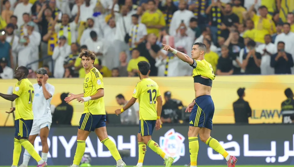 رونالدو يُلقِّن سبيد فنون قيادة المدرج النصراوي (فيديو)