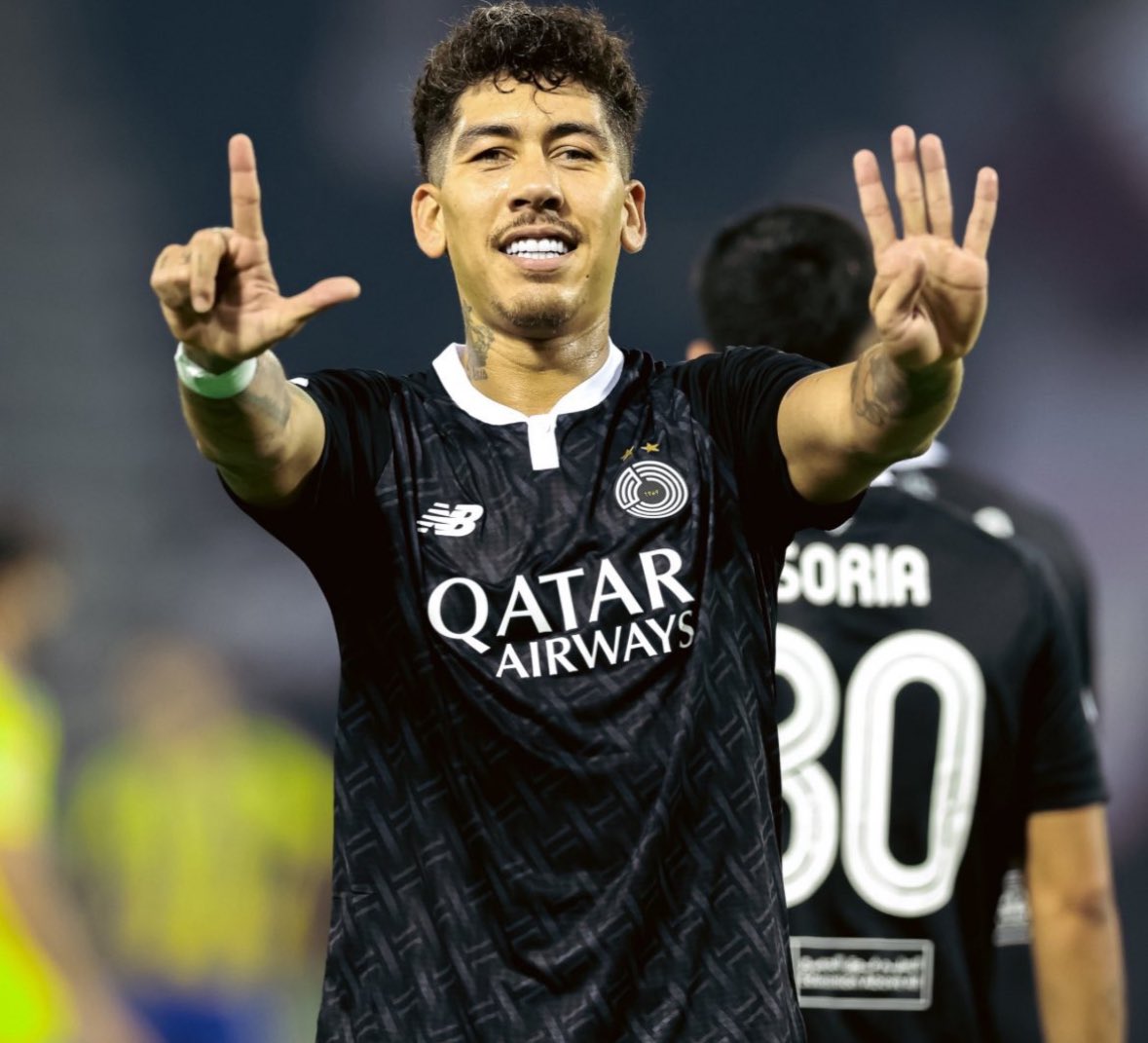 روبرتو فيرمينو مع السد القطري. (وكالات)