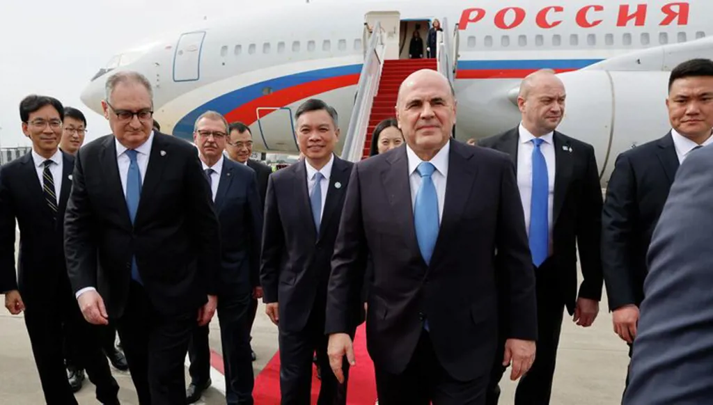 رئيس وزراء روسيا يعقد اجتماعاً مع شي في بكين