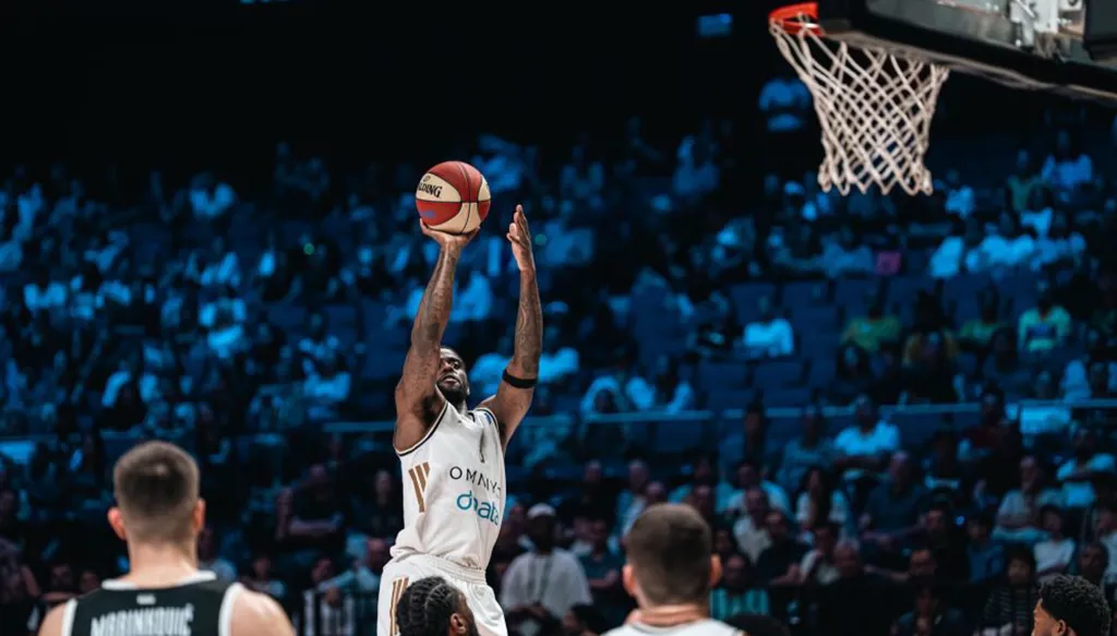 دبي باسكتبول يهزم بارتيزان الصربي ويؤكد صدارته لـABA (فيديو وصور)