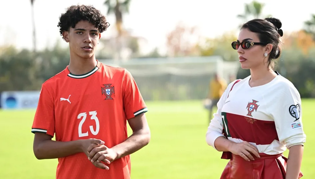 "من أجل جونيور"... جورجينا رودريغيز ترتدي قميص المنتخب البرتغالي وتحتفل باللقب التاريخي لكريستيانو جونيور (فيديو وصور)