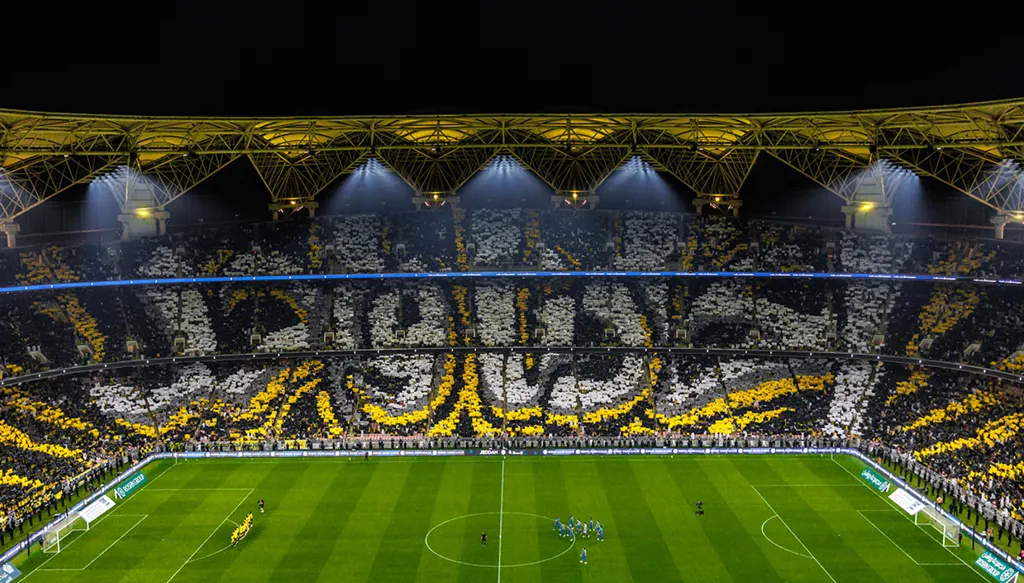 وسط حضور جماهيري ضخم... الهلال يحسم القمّة ويضيّق الخناق على النصر (صور)