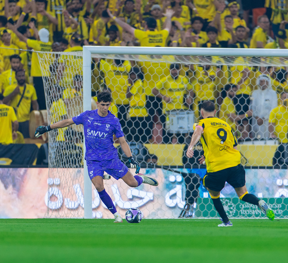 من مباراة الهلال والاتحاد. (وكالات)