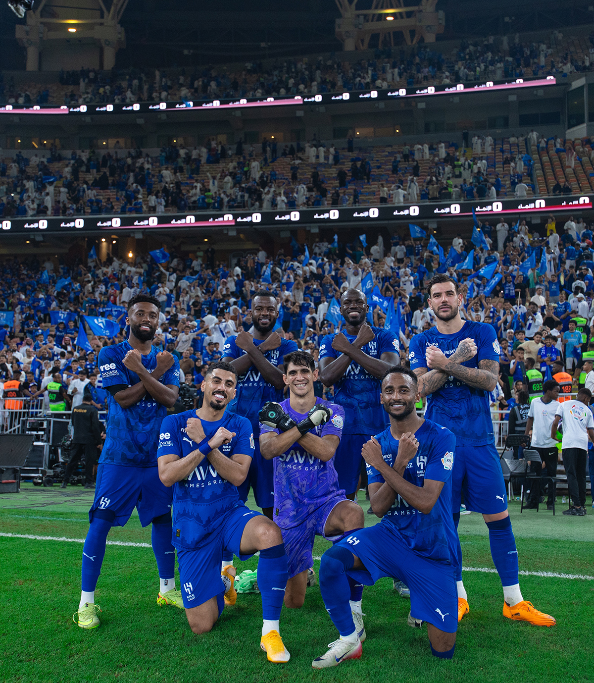 الهلال يحتفل بالفوز على الاتحاد. (وكالات)