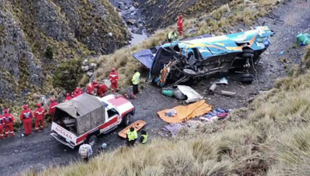 في بوليفيا... مصرع 16 شخصاً جرّاء حادث حافلة (صور وفيديو)