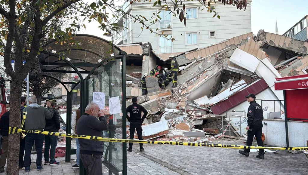 في تركيا... انهيار مبنى سكني من سبعة طوابق (صور وفيديو)