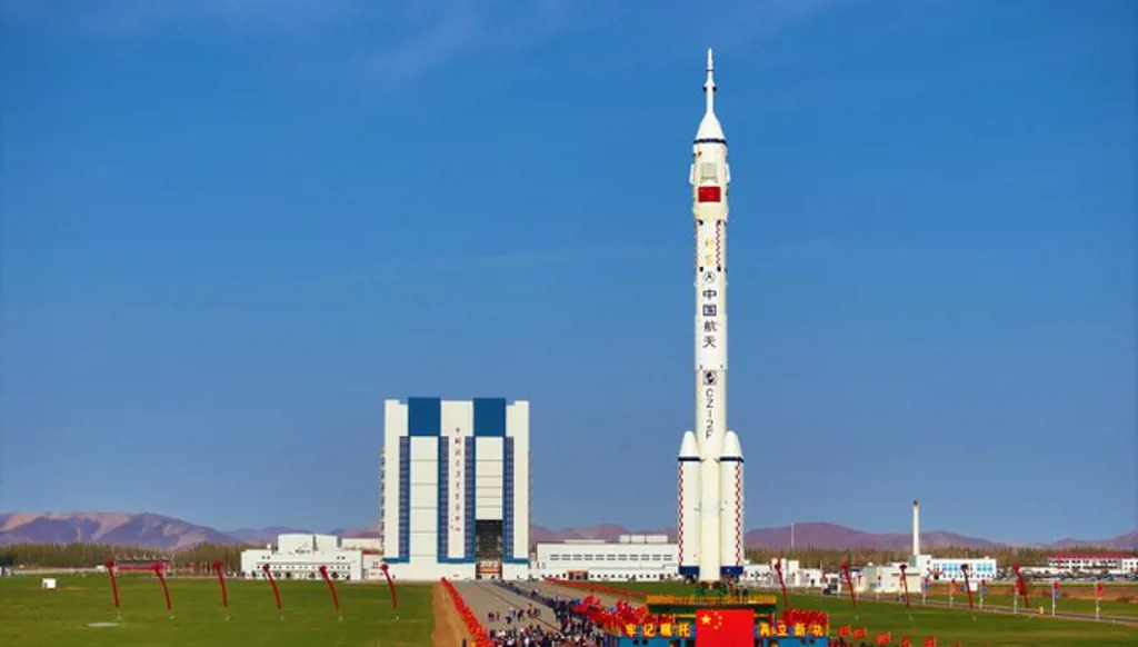 أصغر رائد فضاء و"أربعة فئران" ضمن طاقم الرحلة الفضائية الصينية المقبلة