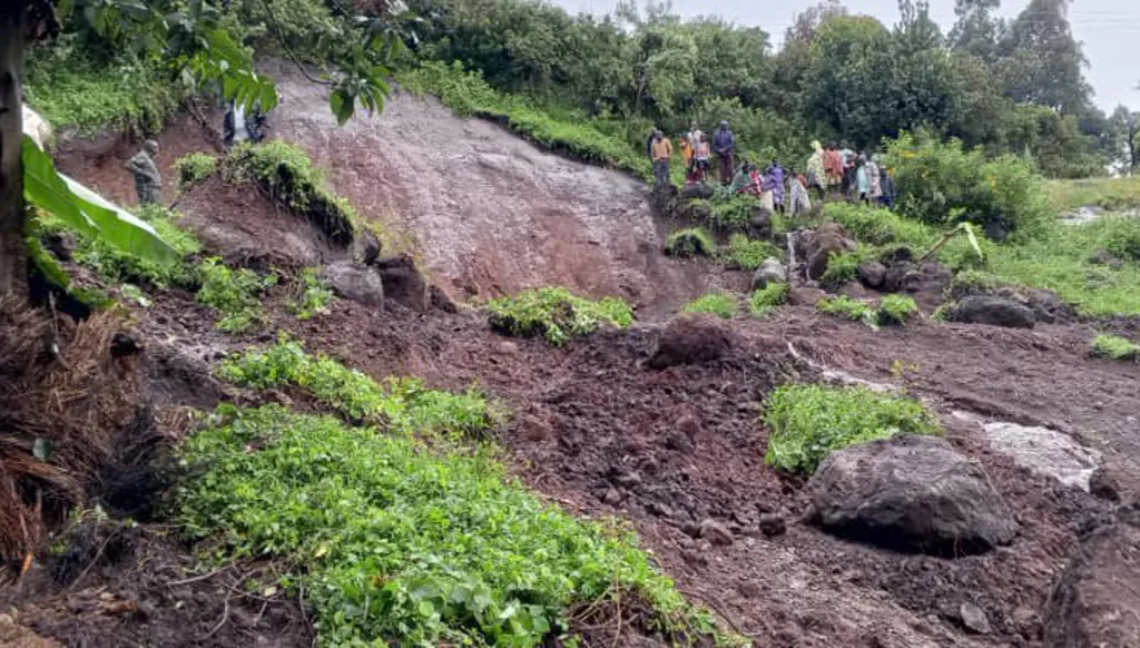 في كينيا... انهيار أرضي يودي بحياة 13 شخصاً  (صور)
