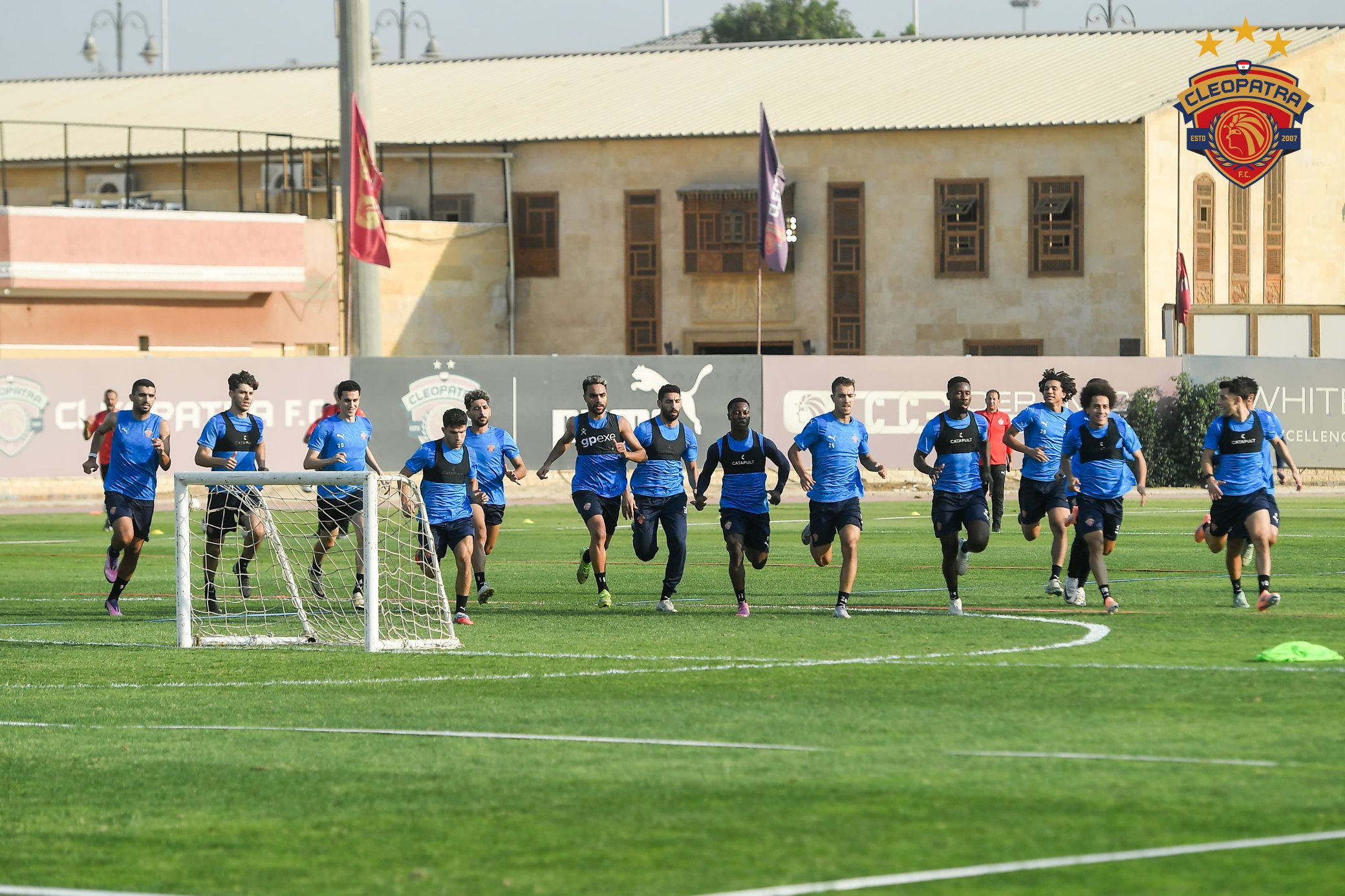 لاعبو سيراميكا كليوباترا خلال التمارين. (وكالات)