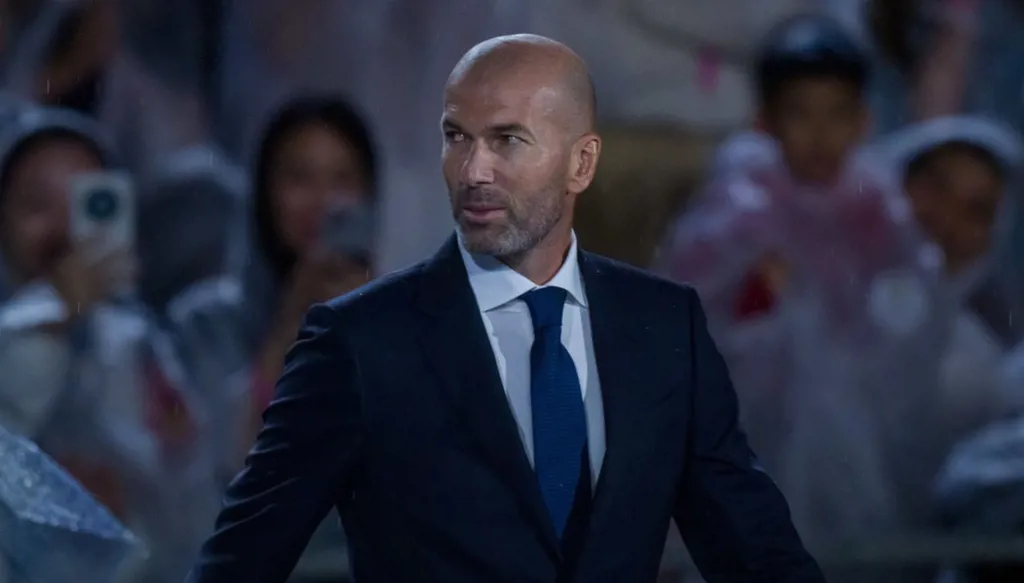 جماهير ريال مدريد تتفاعل بقوة مع ظهور زيدان في "سانتياغو برنابيو" (فيديو وصور)