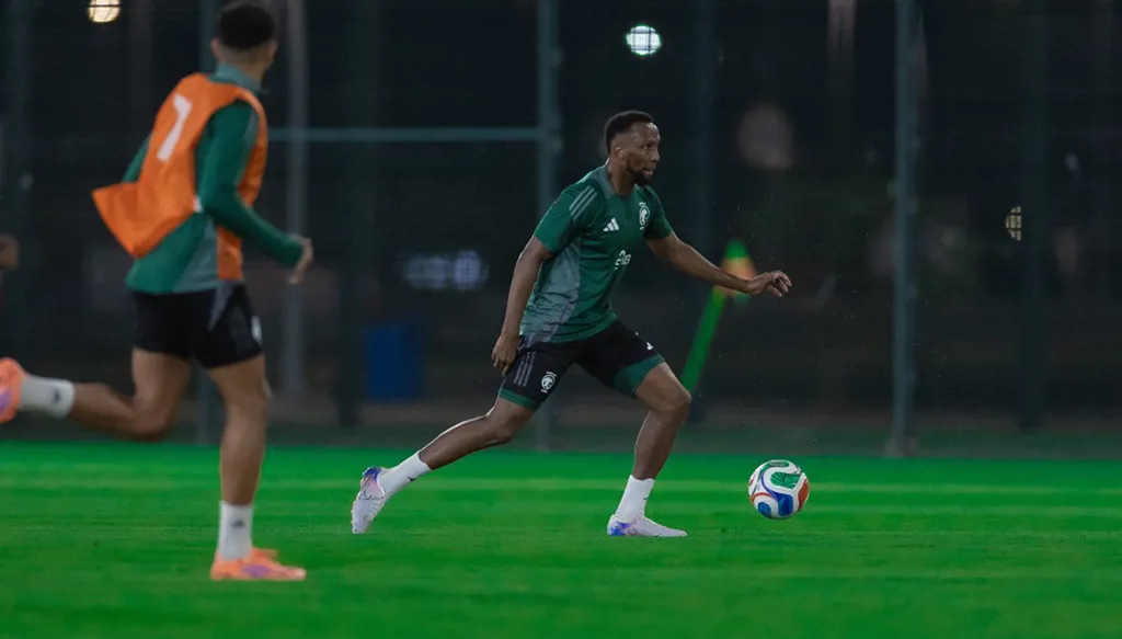 التوقيت والقنوات الناقلة لمواجهة السعودية والجزائر في جدة