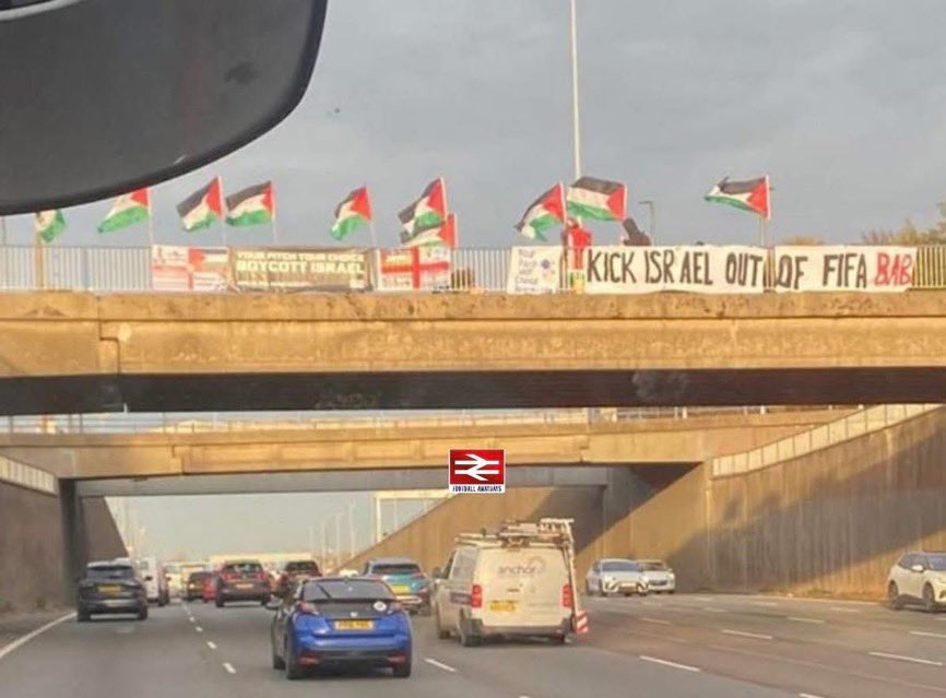 لافتة تدعو لطرد إسرائيل من المنافسات الكروية. (وكالات)