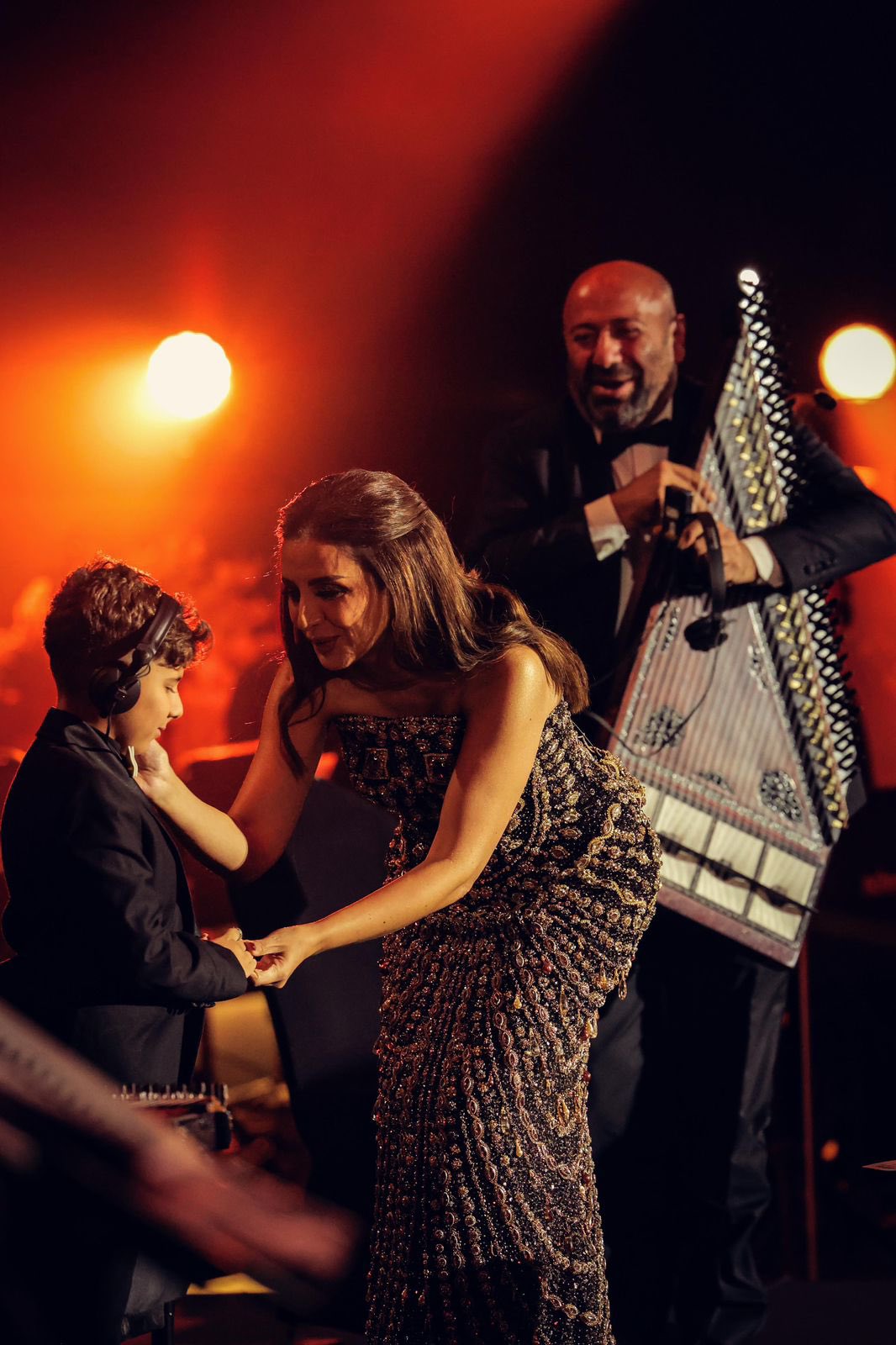 أنغام وآيتاش دوغان جونيور على مسرح أبو بكر سالم ضمن موسم الرياض (إكس).