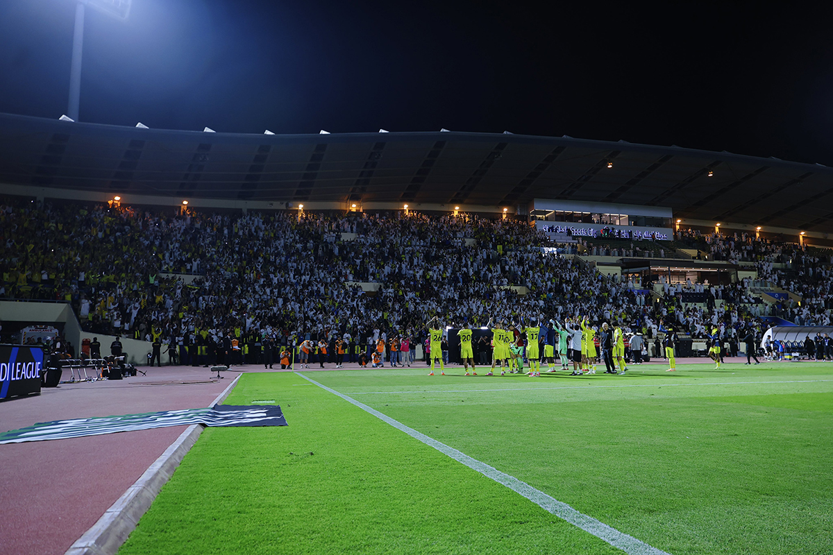 لاعبو النصر يحتفلون مع الجمهور. (وكالات)