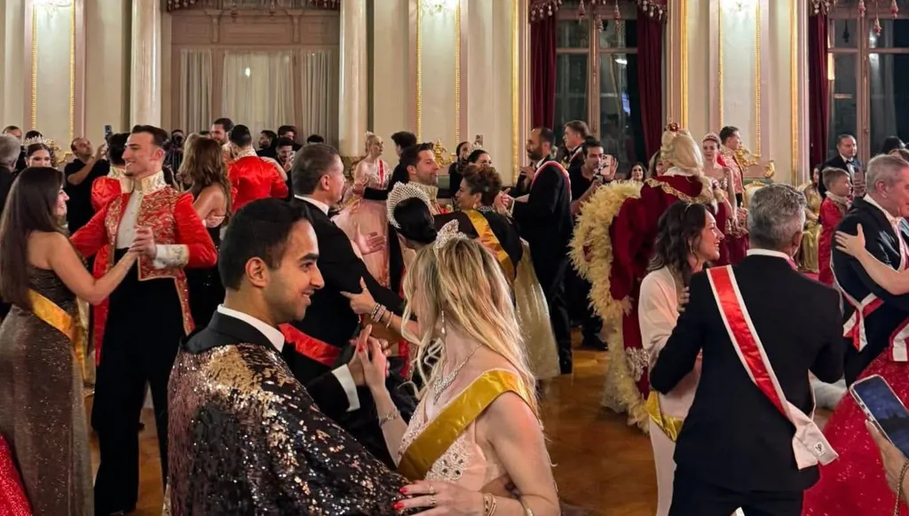 "الغراند بول" في قصر عابدين يجمع نجوم مصر والعائلات الملكية الأوروبية (صور وفيديو)