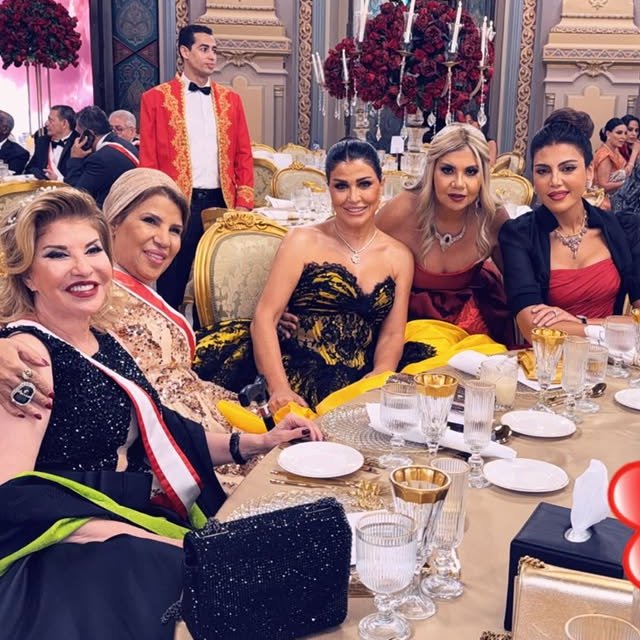 النجوم في حفل الغراند بول الذي أُقيم في قصر عابدين في القاهرة (إكس) 