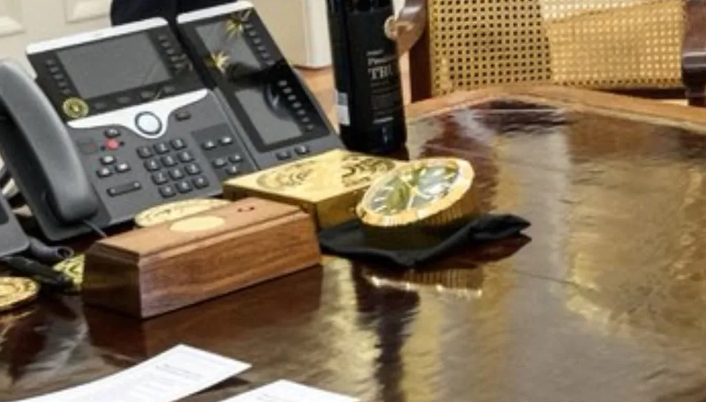 ساعة ترامب الذهبية تُشعل الجدل... من صاحب الهدية الفاخرة؟ (صور)