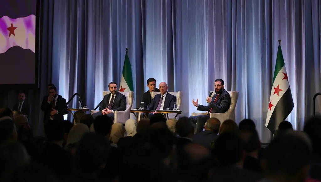 الشرع وبراك والشيباني خلال لقاء الجالية (الرئاسة السورية)