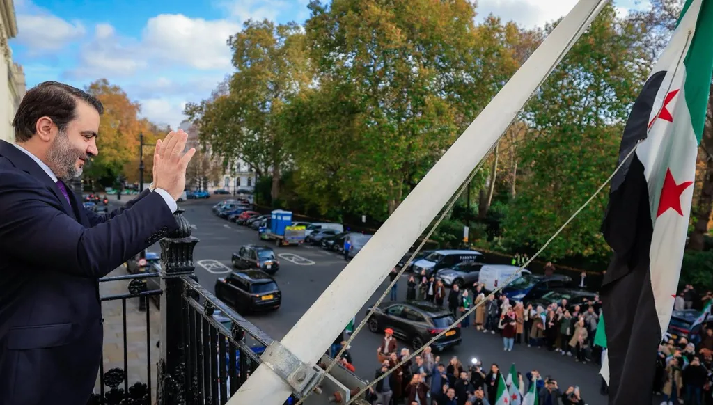 بالصور... إعادة افتتاح السفارة السورية في لندن