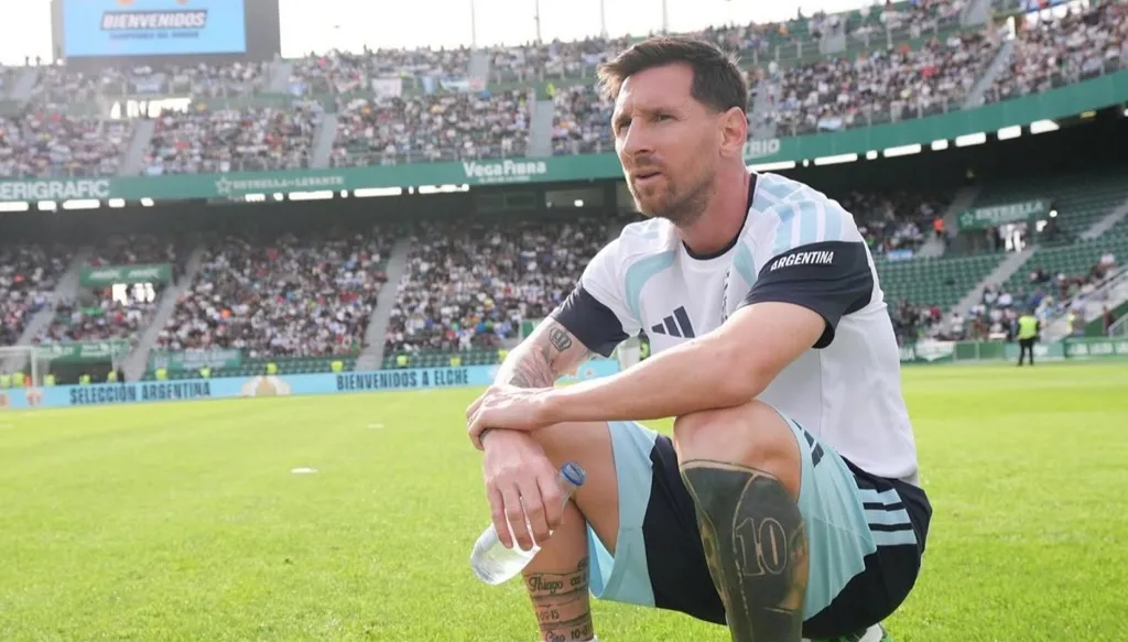 ليونيل ميسي يظهر للجماهير في إسبانيا لأول مرة منذ سنوات (فيديو وصور)